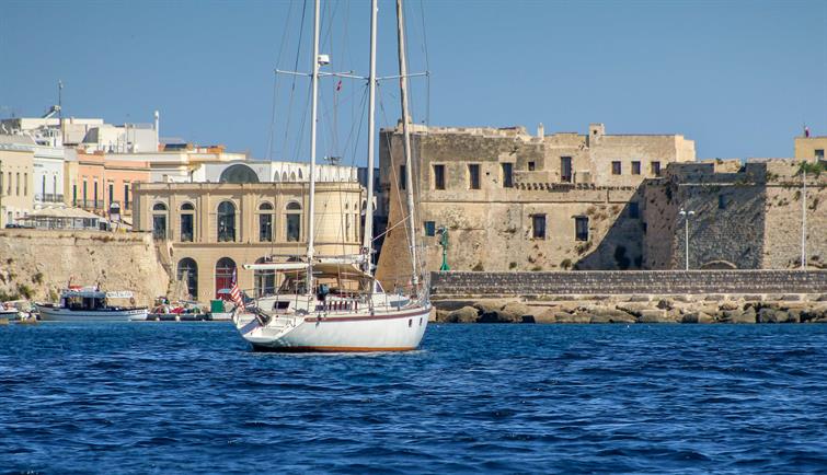 Wir ankern 400 Meter von der Hafeneinfahrt entfernt, doch es wirkt so, als lägen wir direkt im kleinen Hafen. Dieser optische Effekt entsteht durch das starke Teleobjektiv, das die Abstände zwischen den Objekten extrem verkürzt und alles näher erscheinen lässt.

Unsere Position: N40°03'09,3377" & E17°58'59,6888".